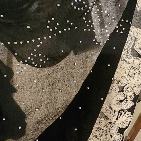 Black Wrap with off white design - Picture 5 of 7